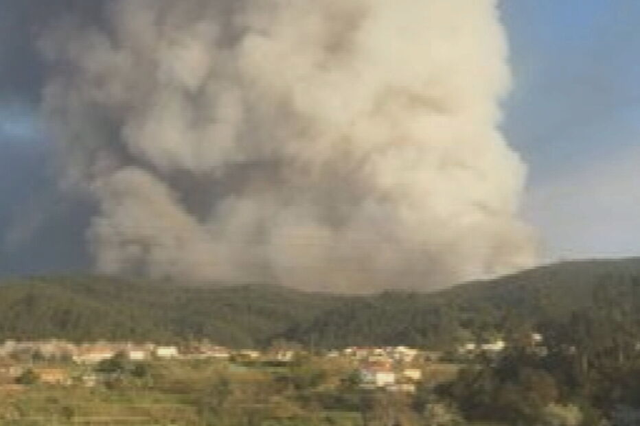 Quatro meios aéreos e perto de uma centena de bombeiros combatem incêndio em Castelo de Paiva