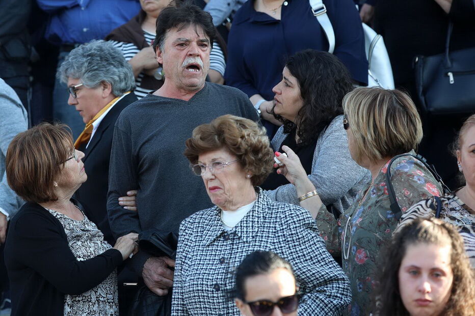 O último adeus emocionado à mãe do bebé milagre
