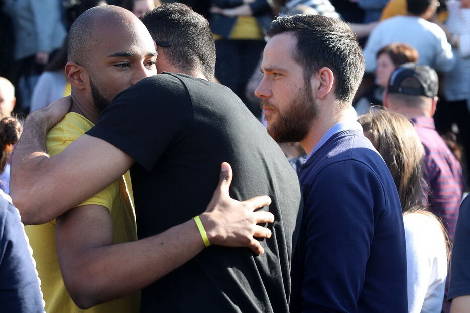 O último adeus emocionado à mãe do bebé milagre