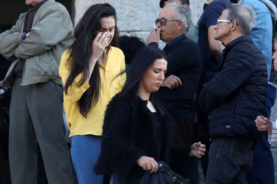 O último adeus emocionado à mãe do bebé milagre