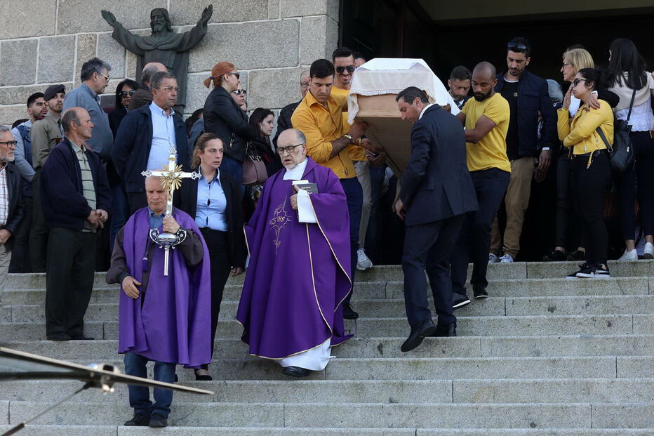 O último adeus emocionado à mãe do bebé milagre