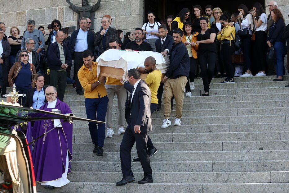 O último adeus emocionado à mãe do bebé milagre