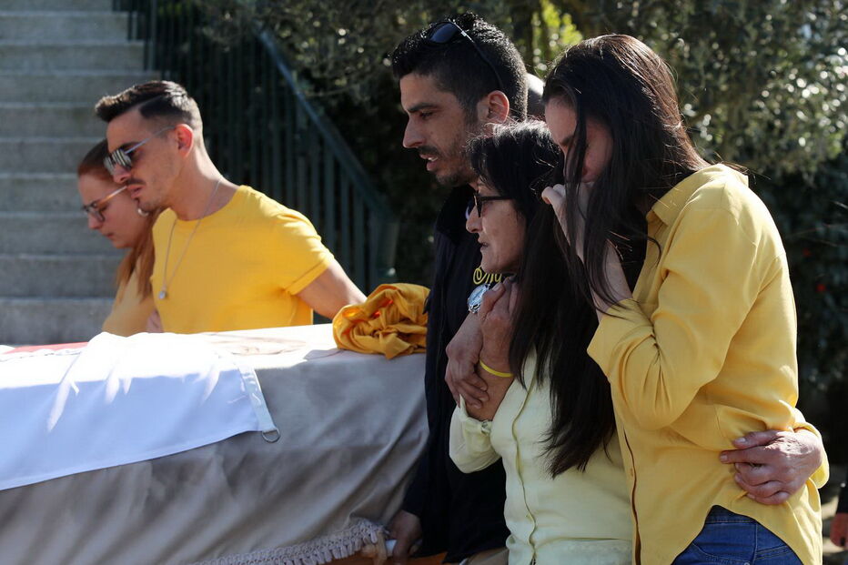 O último adeus emocionado à mãe do bebé milagre