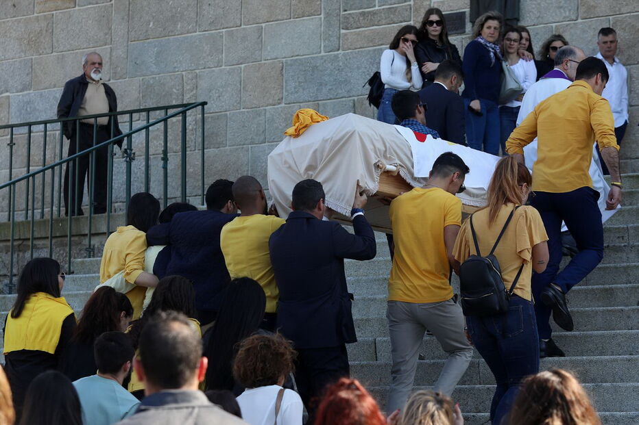 O último adeus emocionado à mãe do bebé milagre