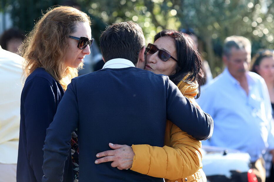 O último adeus emocionado à mãe do bebé milagre