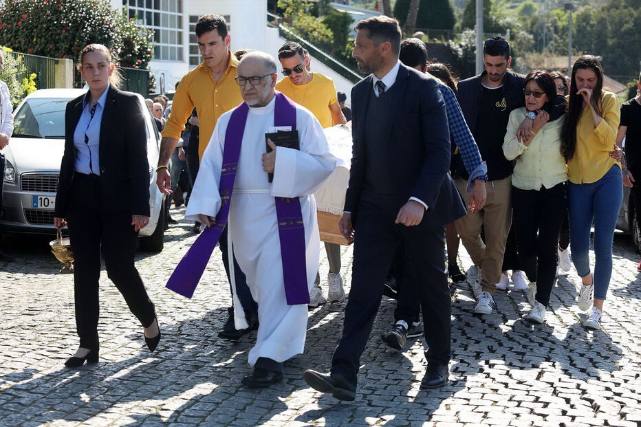 O último adeus emocionado à mãe do bebé milagre