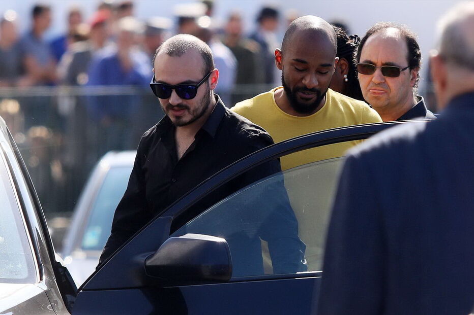 O último adeus emocionado à mãe do bebé milagre