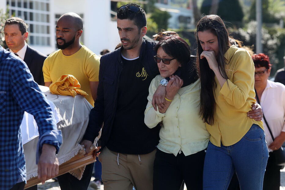 O último adeus emocionado à mãe do bebé milagre