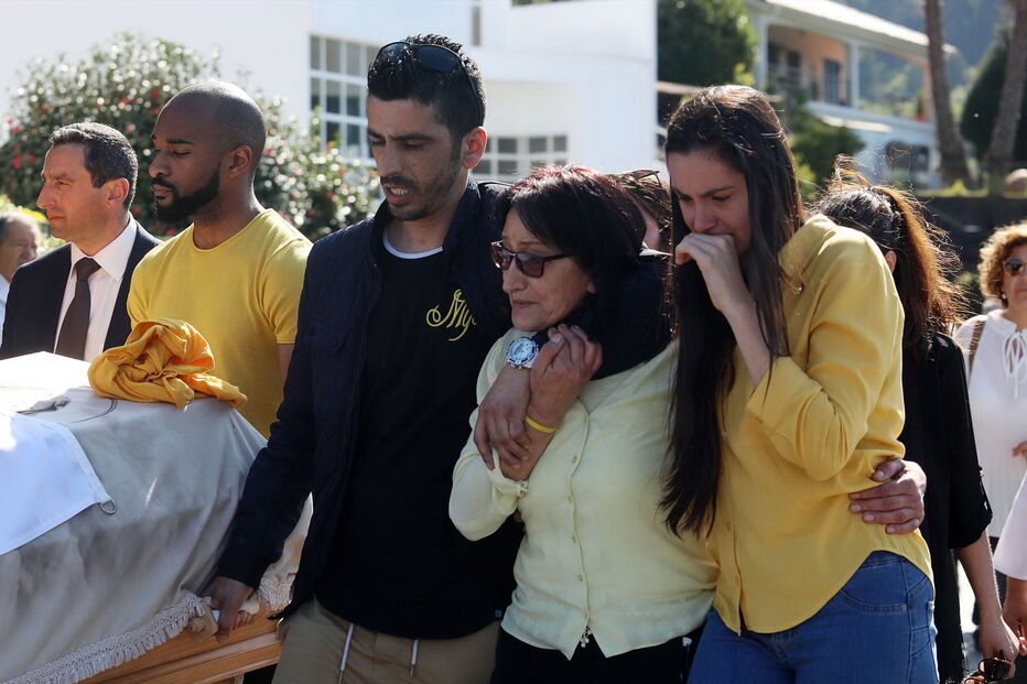 O último adeus emocionado à mãe do bebé milagre