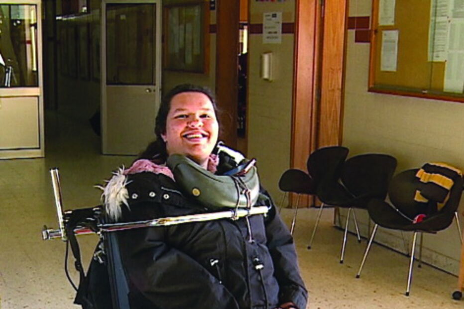 Bárbara, de 17 anos, tem síndrome que a impede de caminhar.
