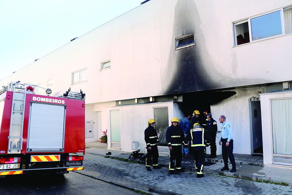 Fogo desaloja família em Guimarães