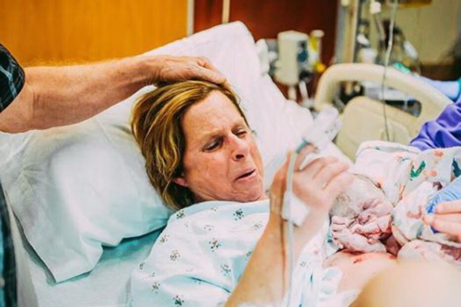 Avó de 61 anos dá à luz a própria neta 