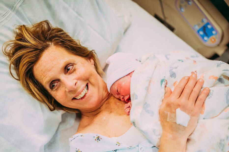 Avó de 61 anos dá à luz a própria neta 