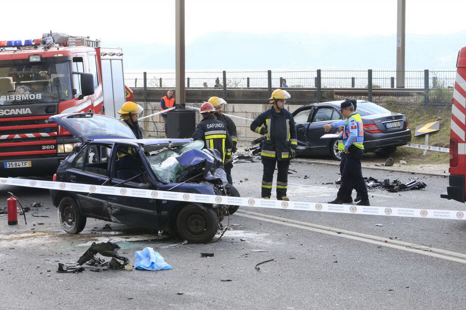 Violenta colisão frontal mata jovem e corta Avenida Marginal na Cruz Quebrada