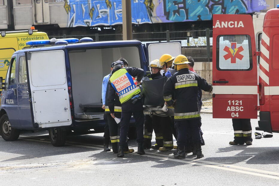 Violenta colisão frontal mata jovem e corta Avenida Marginal na Cruz Quebrada