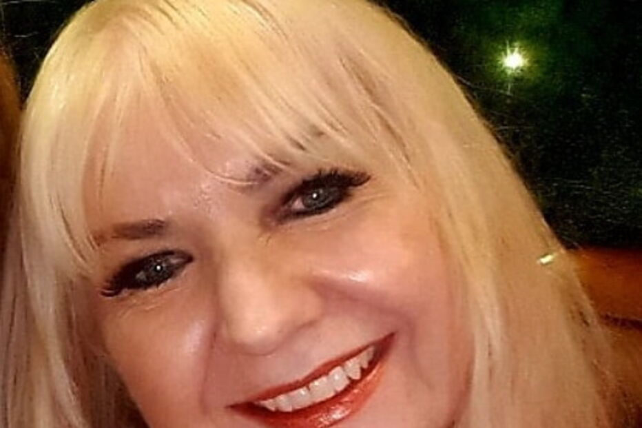 Mulher de 57 anos revela que namorou com 200 rapazes mais novos