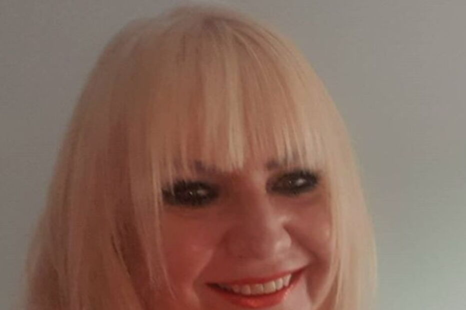 Mulher de 57 anos revela que namorou com 200 rapazes mais novos