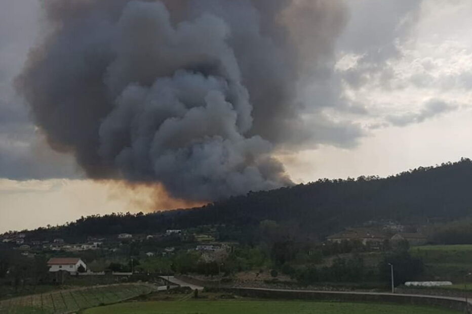 Mais de 100 bombeiros combatem incêndio em Vila Verde