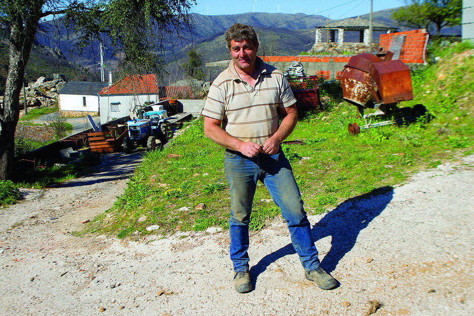Mário Baptista, de 42 anos, queixa-se da falta de apoios. Teve de comprar um trator com os seus meios