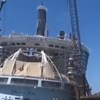 Grua cai em cima de um dos maiores navios do mundo