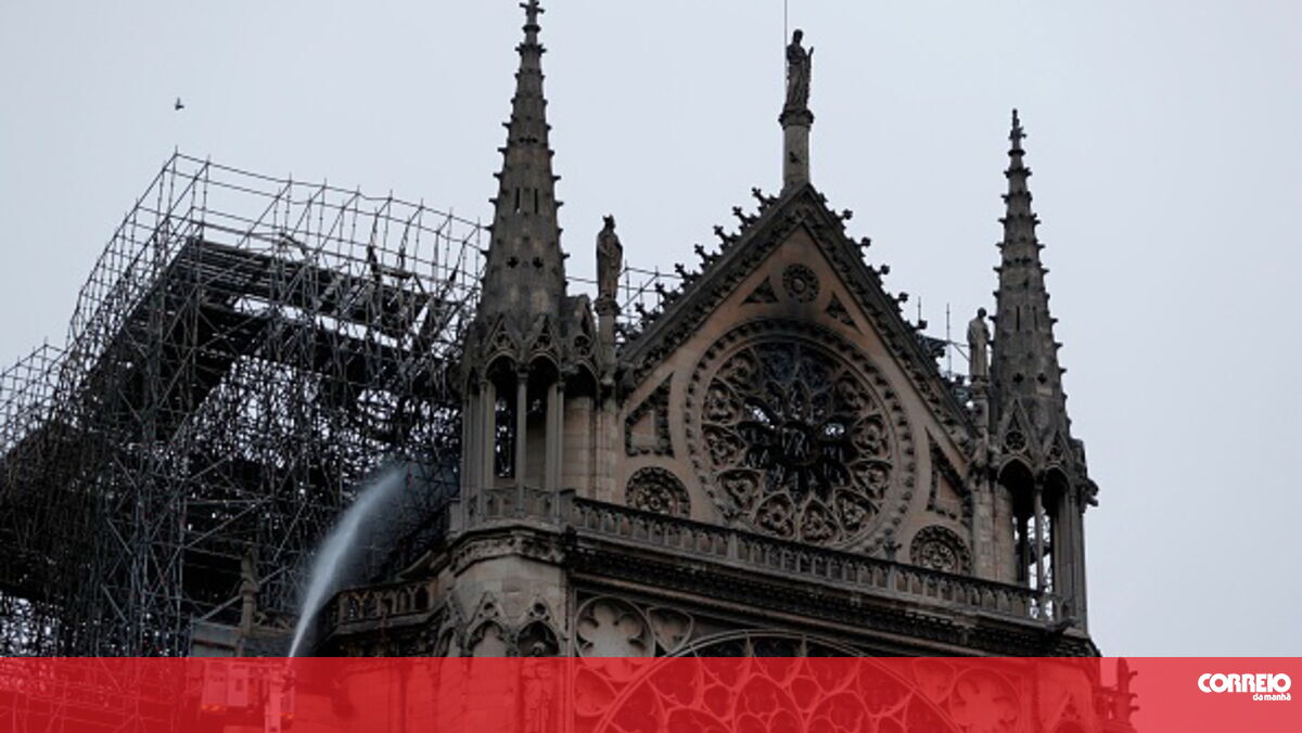 Catedral de NotreDame destruída pelo fogo em Paris Mundo Correio da Manhã
