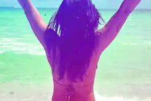 Rita Pereira exibe bumbum nas férias