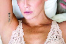 Deborah Secco arrasa em lingerie