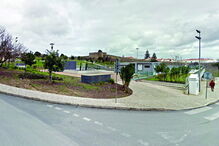 No local  foi construído um parque de estacionamento 