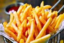 Batatas fritas acompanham os churrascos de verão