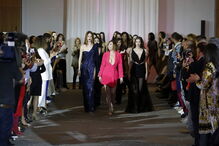 Estilista Fátima Lopes mostra vestido de Beyoncé em desfile