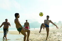 Jogar futebol na praia é um hábito para milhares de portugueses 