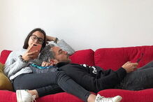 Cláudio Ramos leva filha a programa da Cristina