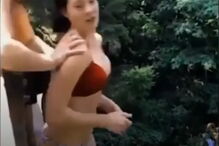 Jovem empurra amiga de ponte