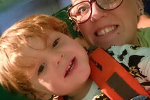 Emily Makin com o filho Harrison