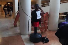 Alunos e professores do ISCTE incentivados a bater em boneco negro