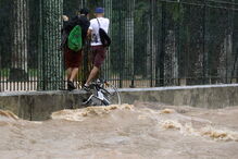 Inundações provocam caos nas ruas do Rio de Janeiro