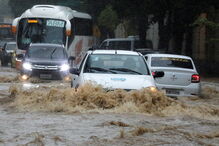 Inundações provocam caos nas ruas do Rio de Janeiro