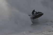 O resgate impressionante a um surfista que desafiou as ondas da Nazaré