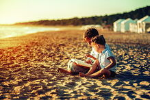 Crianças mais novas e bebés não têm benefício na exposição ao sol   