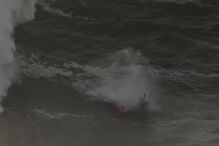 Vídeo mostra impressionante resgate de surfista português engolido por onda gigante na Nazaré