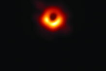 Buraco negro está rodeado por um anel de gás brilhante