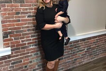 enfermeira realiza sonho de ser mãe ao adotar menina abandonada pelos pais