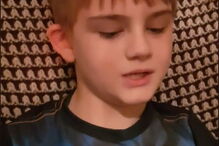 Escola obriga menino autistas a usar colete refletor para ser 'identificado'