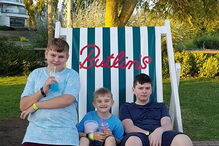 Escola obriga menino autistas a usar colete refletor para ser 'identificado'