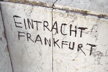 Adeptos alemães deixam garrafas e sacos espalhados no Parque Eduardo VII em Lisboa