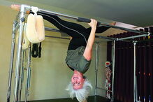 Ana Luís Martins, formadora internacional do método, exemplifica como a flexibilidade sai potenciada pela prática de contrologia. Melhoria postural reflete-se numa barriga lisa após 30 segundos de formação 