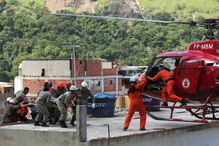 Bombeiros resgatam vítimas dos escombros no Rio de Janeiro