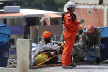 Bombeiros resgatam vítimas dos escombros no Rio de Janeiro