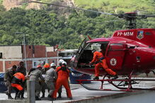 Bombeiros resgatam vítimas dos escombros no Rio de Janeiro