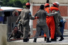 Bombeiros resgatam vítimas dos escombros no Rio de Janeiro